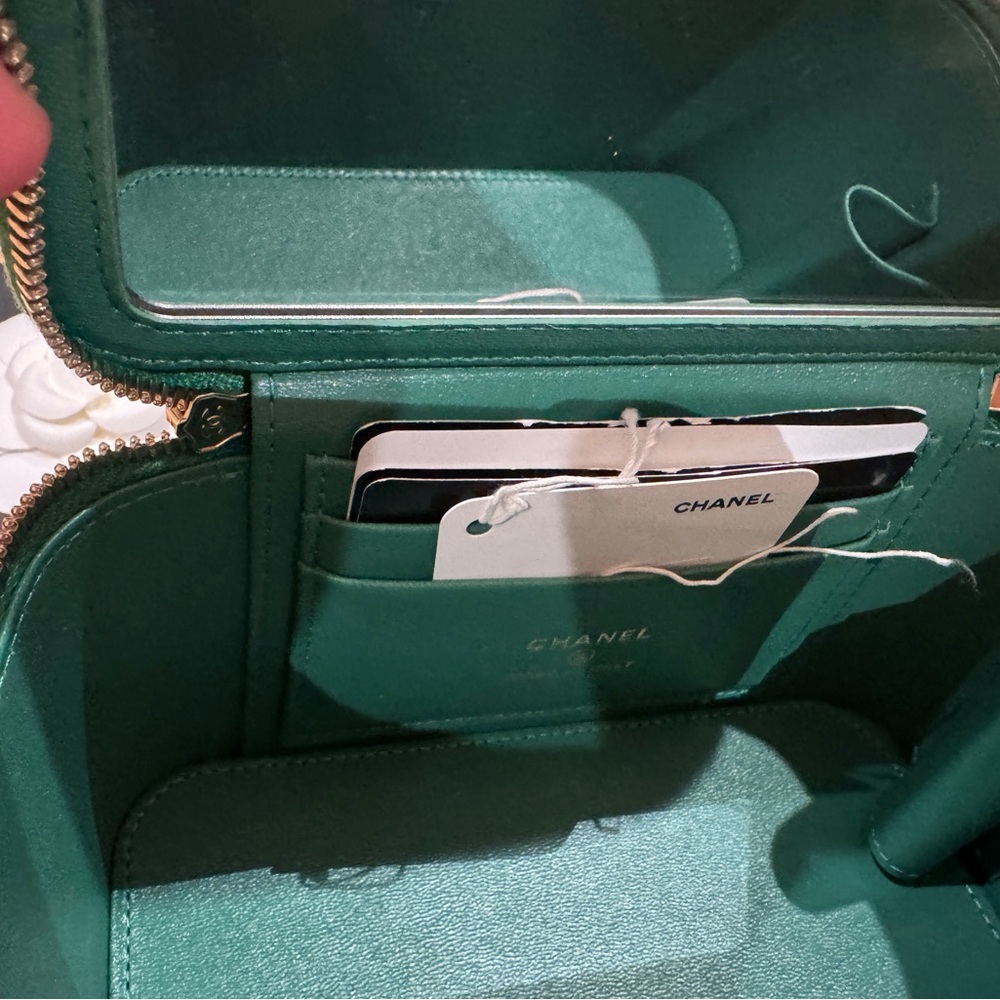 Chanel vanity bag with handle and chain. Excellent condition like new - Picture 6 of 9